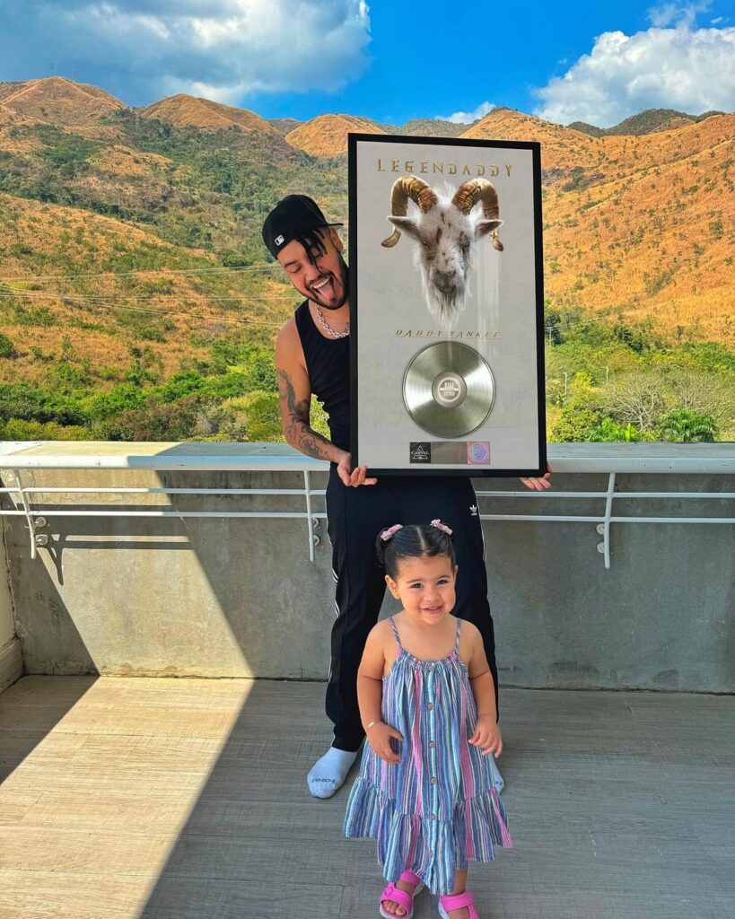 Reggi El Auténtico recibe Disco platino por su trabajo con el Big Boss Reggi El Auténtico recibe Disco platino por su trabajo con el Big Boss