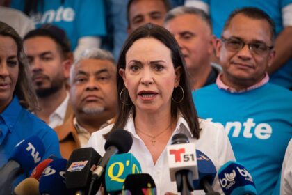 María Corina Machado desafía su inhabilitación y se dirigirá al país este lunes