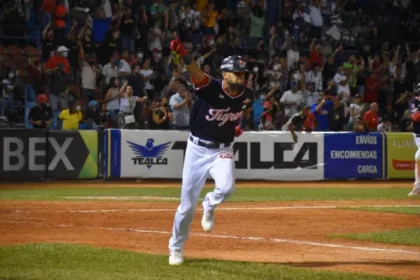 José Cafecito Martínez es reconocido como el Jugador Más Valioso (MVP) de la LVBP