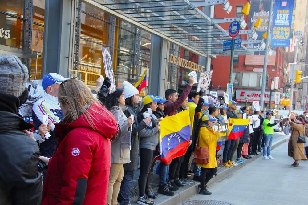 New York anuncia toque de queda para inmigrantes en refugios New York anuncia toque de queda para inmigrantes en refugios