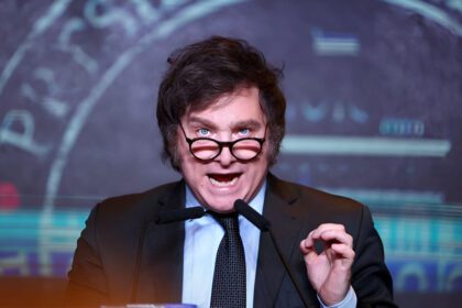 Javier Milei suaviza ‘ley ómnibus’ en un intento por buscar la aprobación del congreso argentino