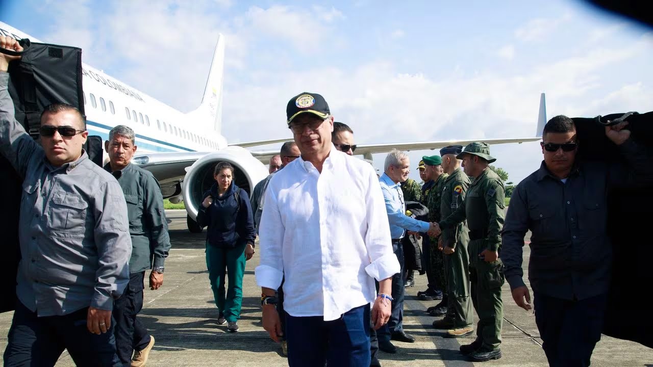 Gustavo Petro moviliza aviones militares para combatir los incendios en Colombia