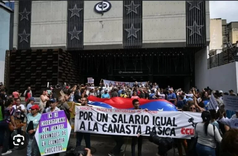 Trabajadores y pensionados manifestaron ante el Ministerio Público que no quieren más bonos
