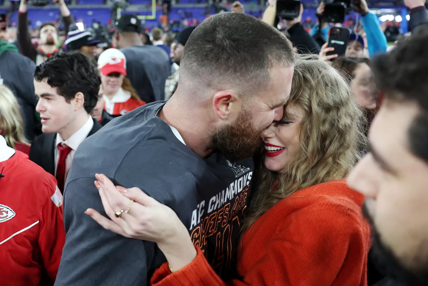 Taylor Swift y Travis Kelce celebran la clasificación de los Chiefs al Super Bowl Taylor Swift y Travis Kelce celebran la clasificación de los Chiefs al Super Bowl