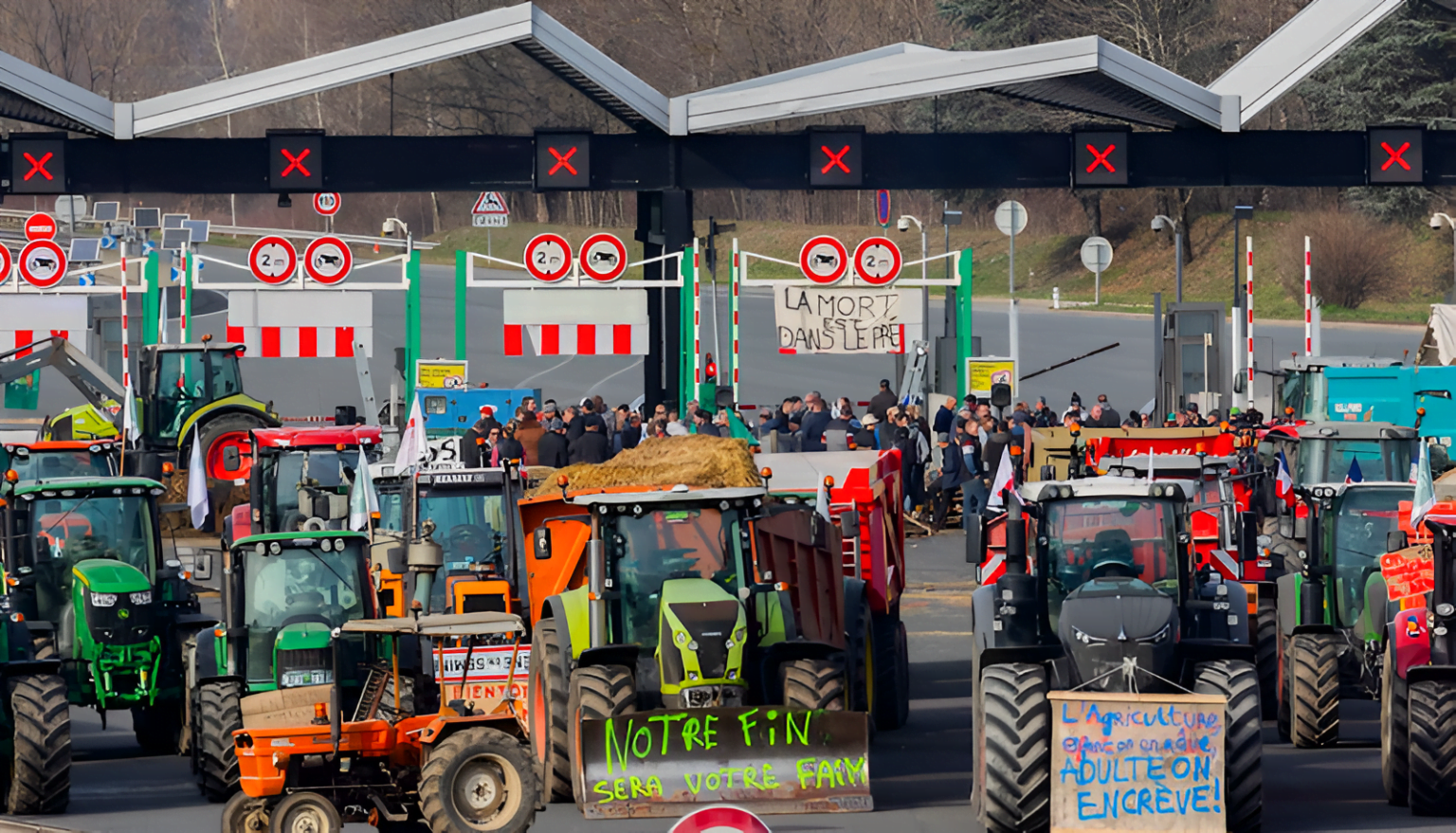 Agricultores franceses sitian París en protesta masiva por medidas gubernamentales Agricultores franceses sitian París en protesta masiva por medidas gubernamentales