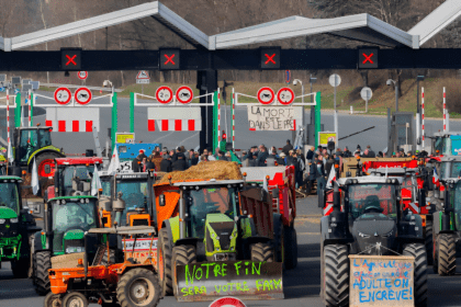 Agricultores franceses sitian París en protesta masiva por medidas gubernamentales