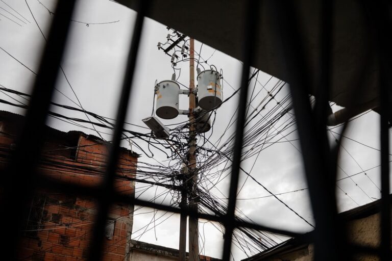 Reportan fluctuaciones eléctricas en varios estados del país