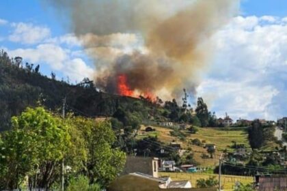 Incendio forestal en Sopó consume una vivienda y obliga a evacuar otras