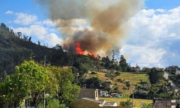 Incendio forestal en Sopó consume una vivienda y obliga a evacuar otras