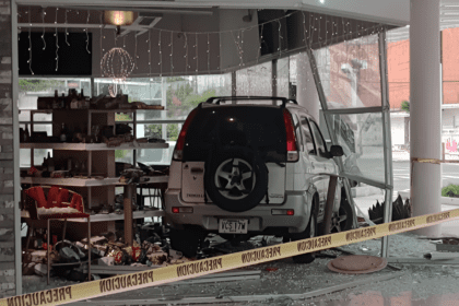 Camioneta se estrella contra supermercado en 5 de julio