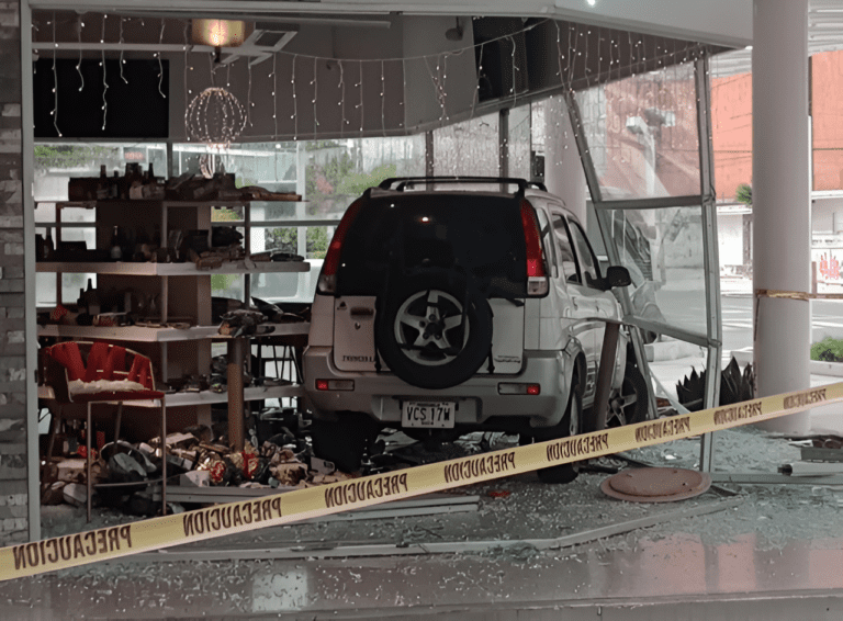 Camioneta se estrella contra supermercado en 5 de julio