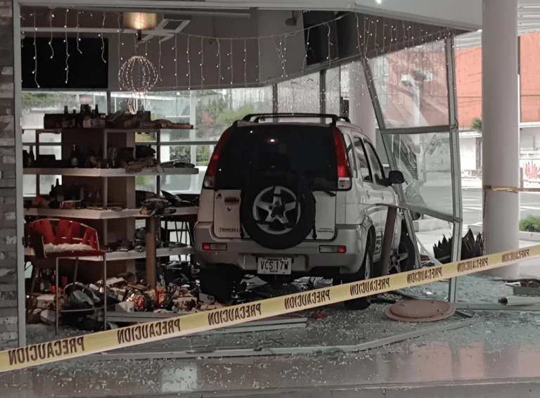 Camioneta se estrella contra supermercado en 5 de julio