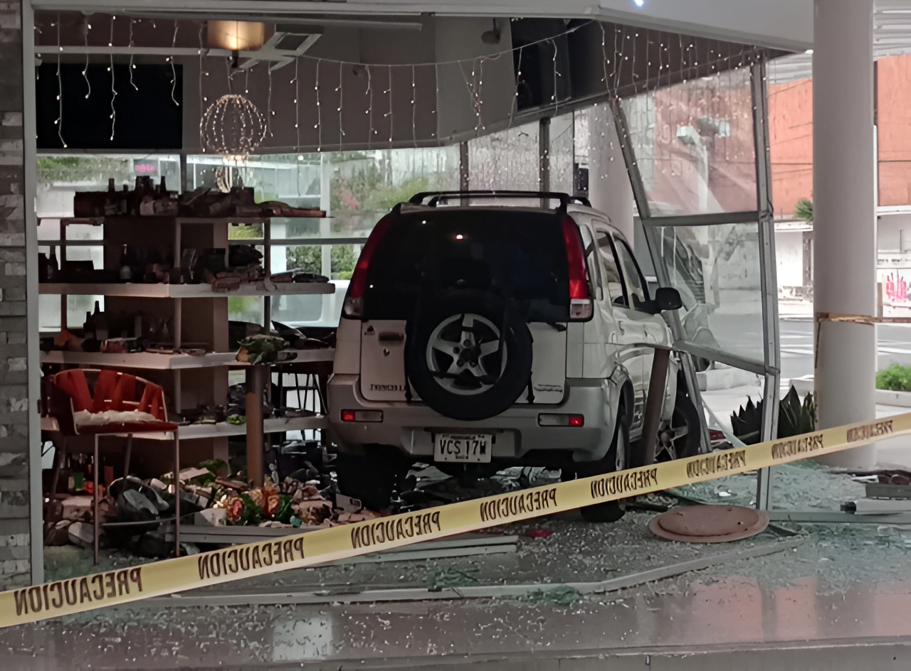 Camioneta se estrella contra supermercado en 5 de julio Camioneta se estrella contra supermercado en 5 de julio