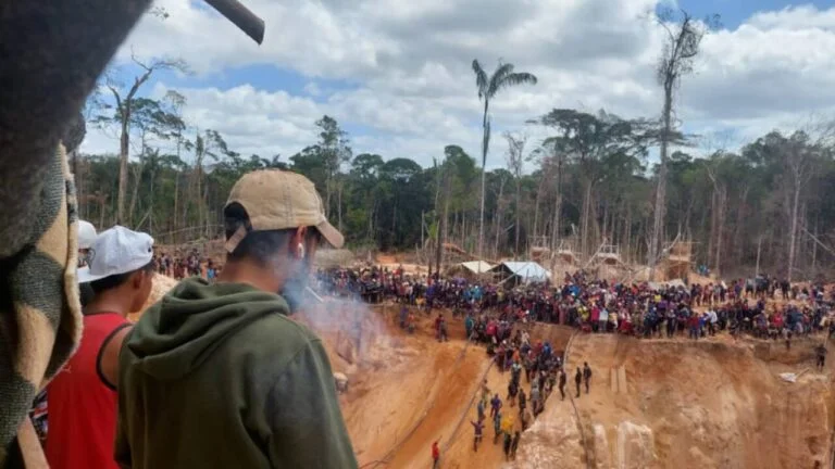  Evacúan a más de 500 personas tras el colapso de la mina Bulla Loca