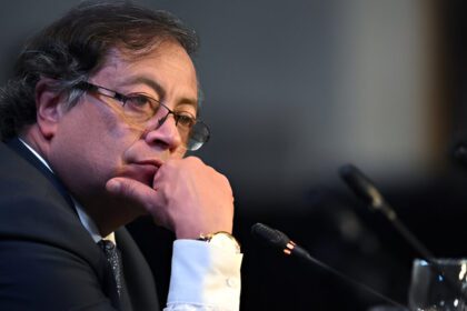 Gustavo Petro se defiende tras insultos de locutor que lo llamó "bandido"