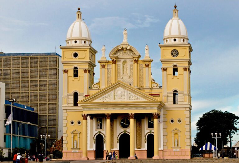 Joven modelo que posó con alas frente a la Basílica fue liberado