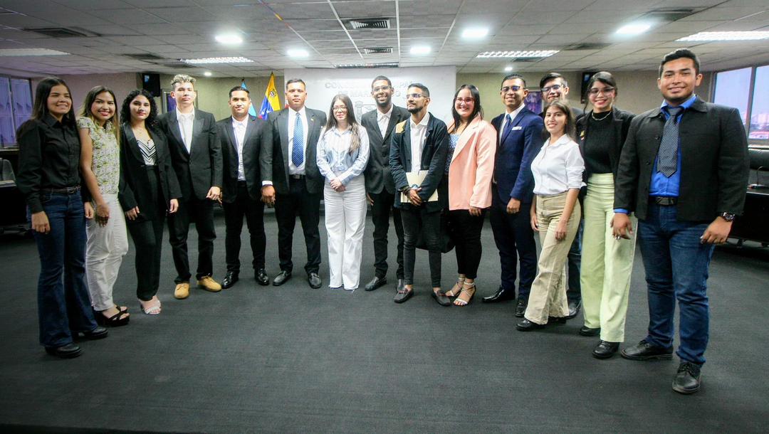 Estudiantes del Zulia instalan simulacro del primer Parlamento Universitario Estudiantes del Zulia instalan simulacro del primer Parlamento Universitario