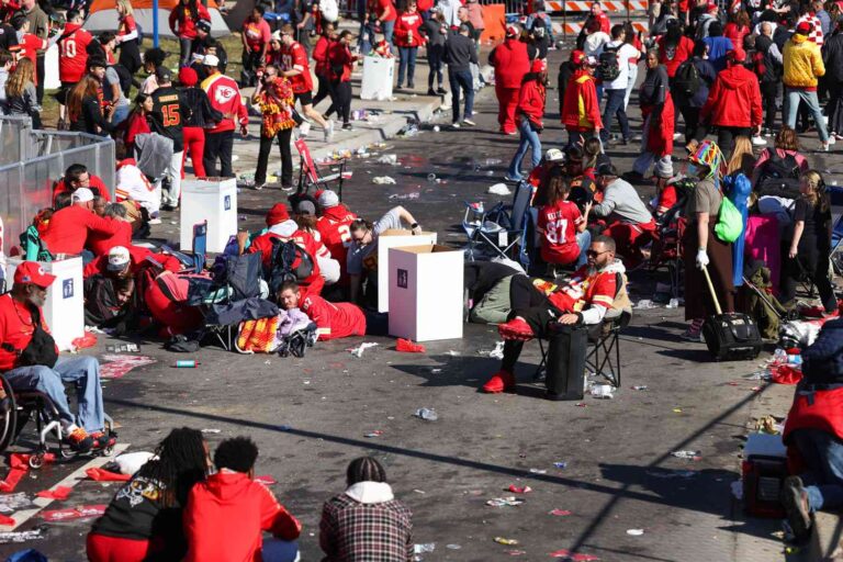 Un fallecido y decenas de heridos tras tiroteo en desfile de los Kansas City Chiefs