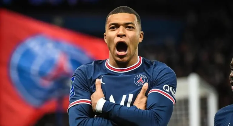 Mbappé firma con el Real Madrid y se convierte en su nuevo jugador