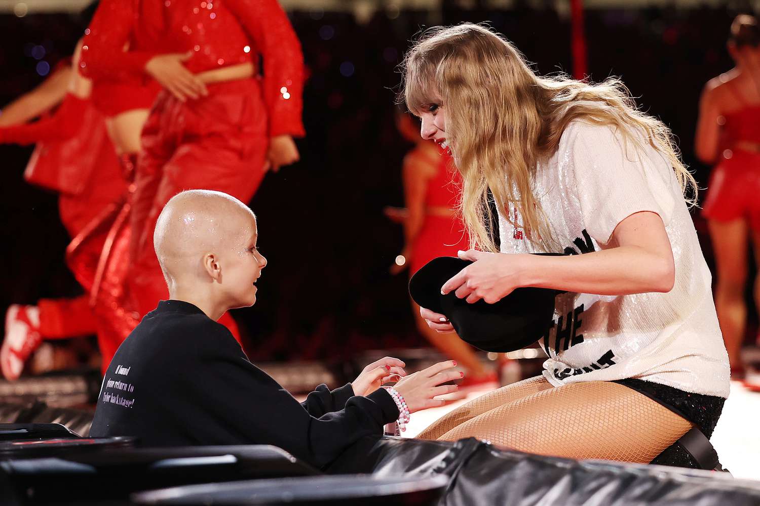 Taylor Swift cumple el deseo de una niña con cáncer al conocerla Taylor Swift cumple el deseo de una niña con cáncer al conocerla