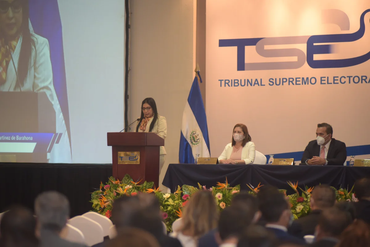 Continúa recuento de votos en El Salvador en medio del escrutinio público