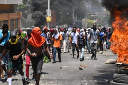 Violencia en Haití desplaza a 15.000 personas mientras el primer ministro reaparece en Puerto Rico