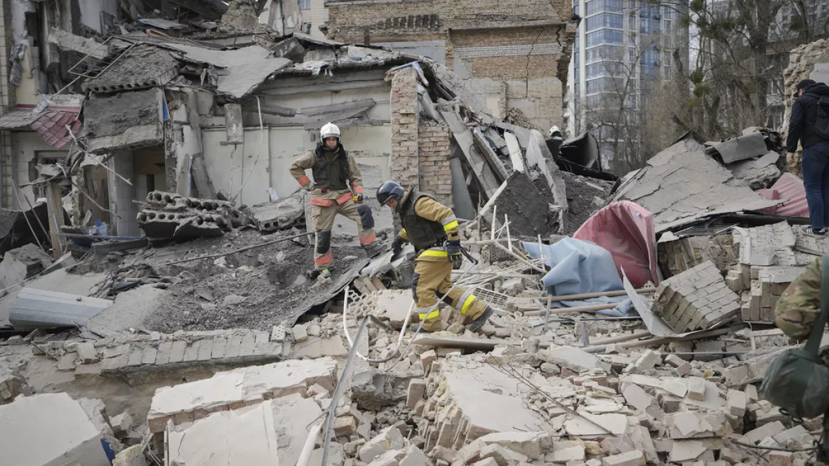 Ataque con misiles hipersónicos rusos causa destrozos en Kiev