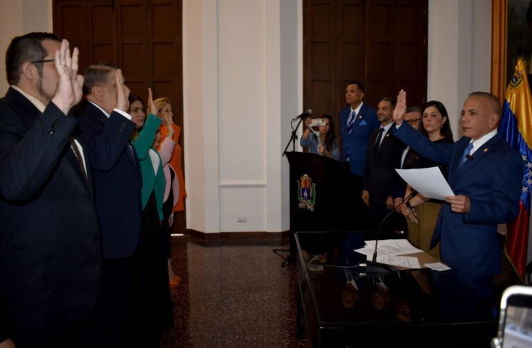 Manuel Rosales presentó a su nuevo gabinete de gobierno
