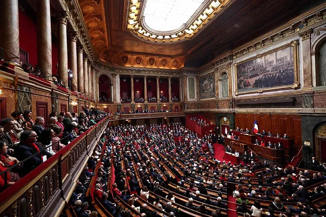 Francia consagra el derecho al aborto en su Constitución 