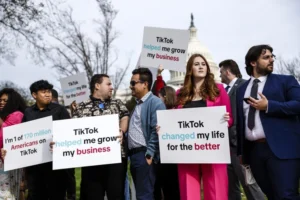 Tiktokers protestan frente a la Casa Blanca contra prohibición de Tik Tok