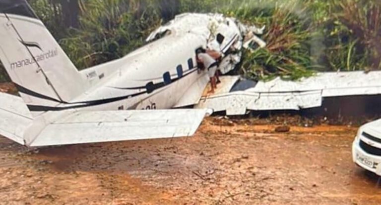 Tres personas mueren tras caída de una avioneta en Brasil
