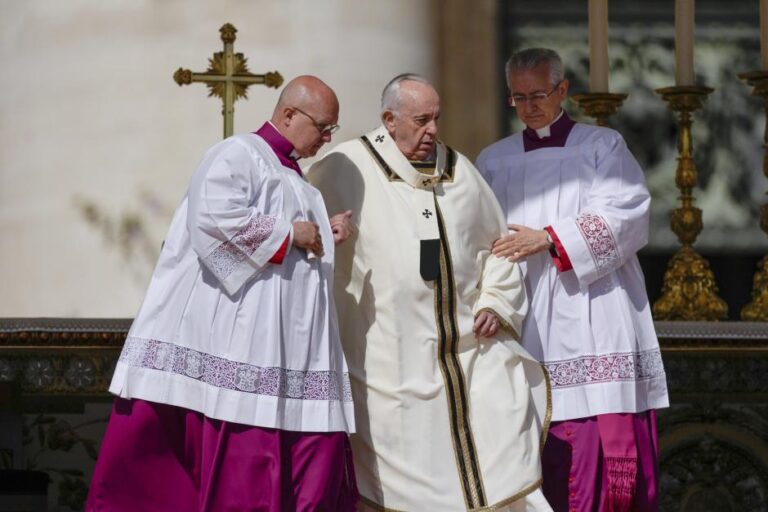 Papa Francisco rompe la tradición en el Domingo de Ramos por problemas de salud