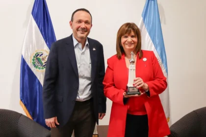 Ministro de Seguridad de Bukele critica acciones de Patricia Bullrich en Argentina