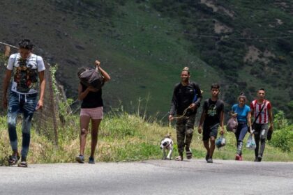 Caminantes venezolanos regresan a la vía Cúcuta-Bucaramanga