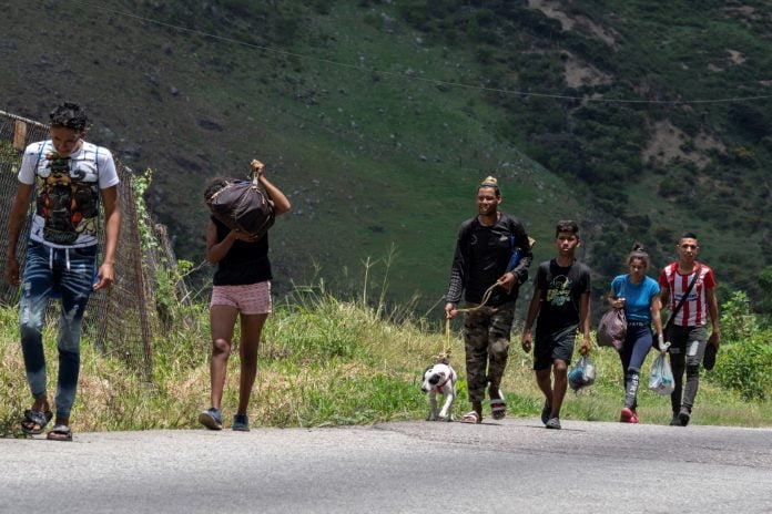 Caminantes venezolanos regresan a la vía Cúcuta-Bucaramanga