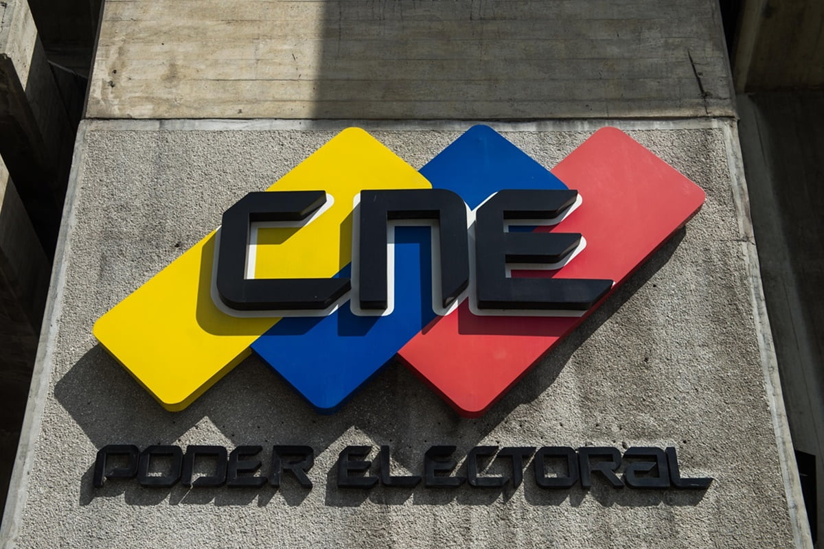 Denuncian en Lagunillas falta de máquinas para inscripción al CNE