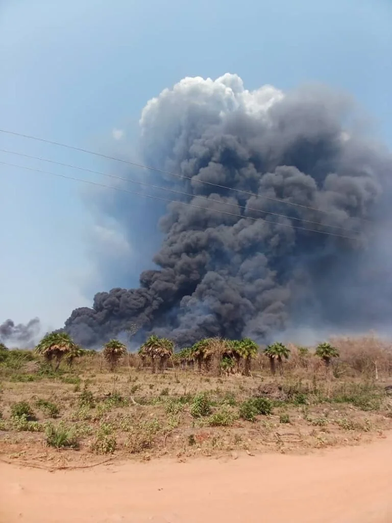 Gran incendio por residuos petroleros en Bachaquero, Zulia