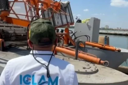 Lanchas barredoras en el Lago de Maracaibo recolectan desechos