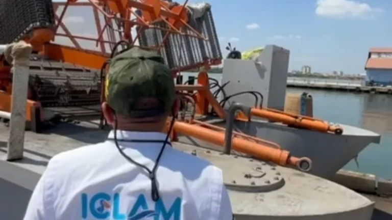 Lanchas barredoras en el Lago de Maracaibo recolectan desechos