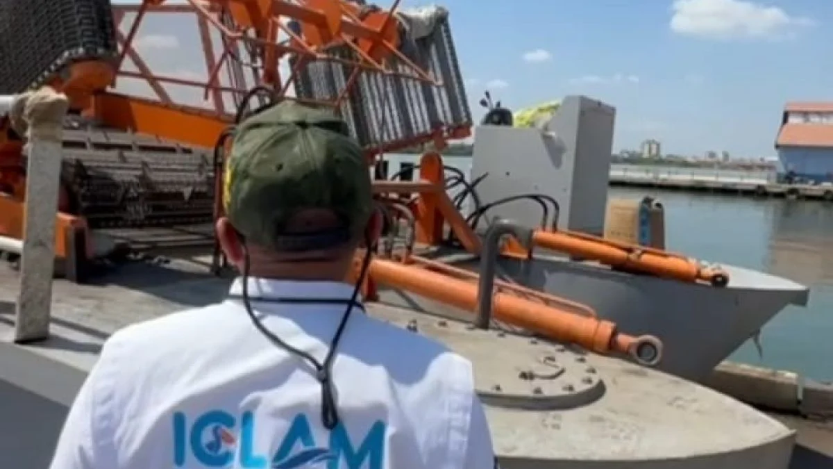 Lanchas barredoras en el Lago de Maracaibo recolectan desechos