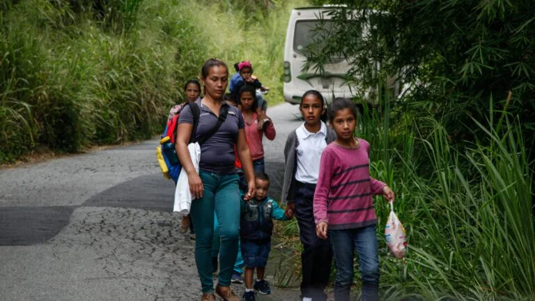 Madres en Turgua llevan hijas adolescentes a jornadas anticonceptivas
