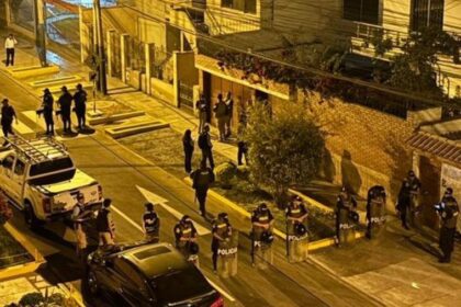 Autoridades peruanas allanan casa de la presidenta Dina Boluarte, acusada de corrupción