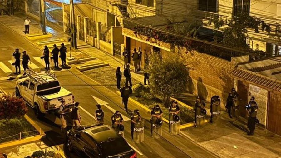 Autoridades peruanas allanan casa de la presidenta Dina Boluarte, acusada de corrupción