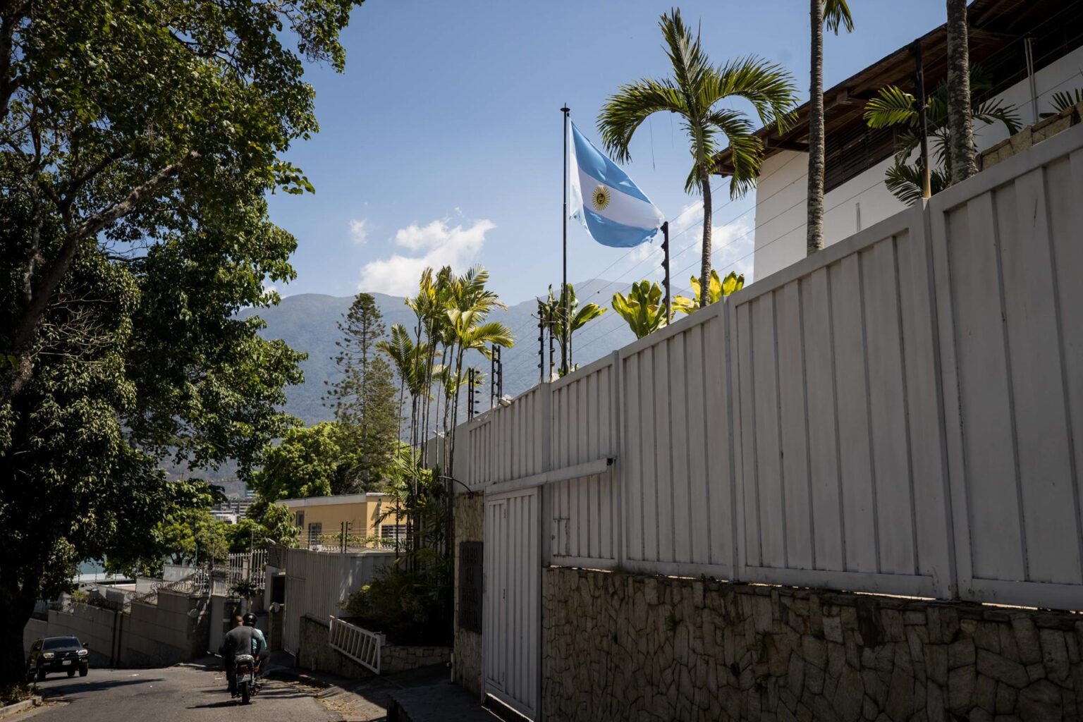 Argentina enviará refuerzos de seguridad para su embajada en Caracas