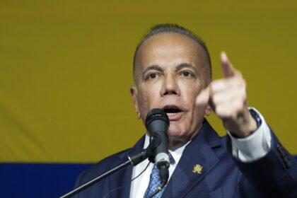 Manuel Rosales:  "busquen un candidato que pase las trabas y entrego mi candidatura"