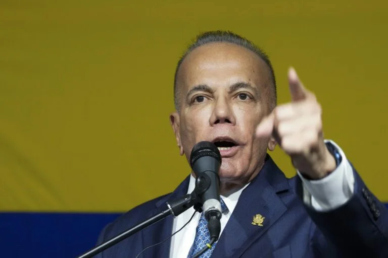 Manuel Rosales:  «busquen un candidato que pase las trabas y entrego mi candidatura»