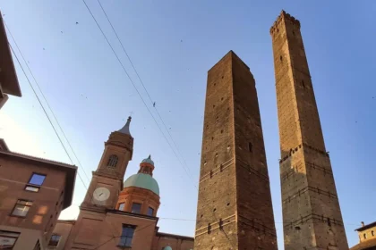 Torre Garisenda en Italia está en peligro de derrumbe