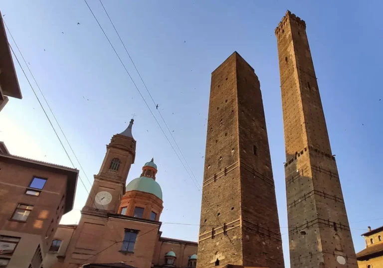 Torre Garisenda en Italia está en peligro de derrumbe
