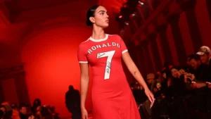 Georgina Rodríguez rinde homenaje a Cristiano Ronaldo durante la Semana de la Moda de París 2024