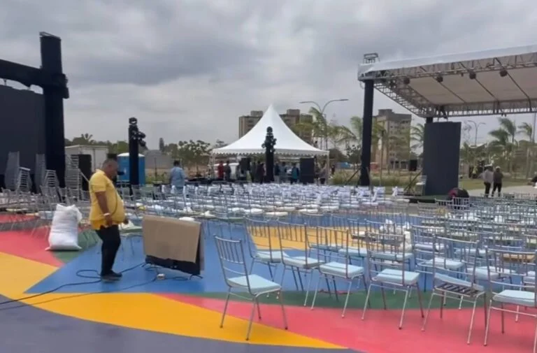 Realizan montaje de tarima en parque de Maracaibo para la visita de Nicolás Maduro al Zulia